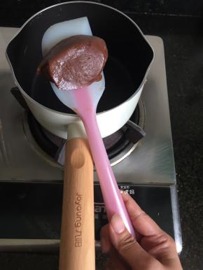 不粘锅内倒入玉米油和天然之林香芋馅，小火翻炒至光滑不粘手为止；