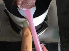 不粘锅内倒入玉米油和天然之林香芋馅，小火翻炒至光滑不粘手为止；