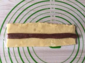 将冷藏好的面团擀开擀薄，厚度根据自己的喜好来，放入冷却好的香芋馅，如图所示；