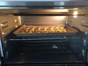 放入预热好的烤箱内，中层180度25分钟即可；