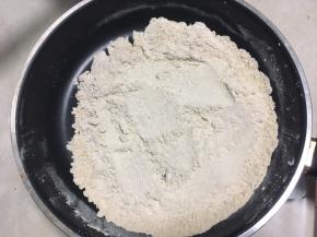 糯米粉跟低筋面粉小火加热炒熟，边加热边翻炒，炒至粉类变黄即可