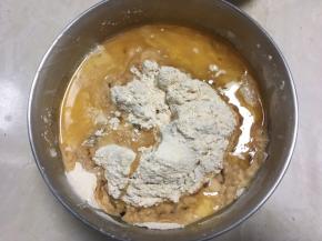 将熟粉，麦芽糖水，蜂蜜跟玉米油加入到干果内