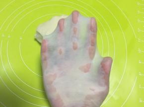 做好油酥皮，水油皮也揉好啦，切下一小块，可以撑出薄薄的手套膜