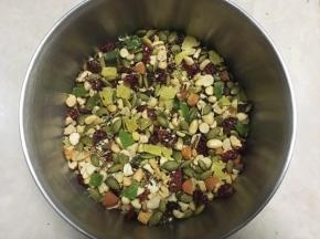 奇异果干跟杏仁切碎，之后将全部切碎的材料装入容器内