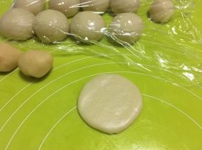 取一份水油皮材料，擀成圆片
