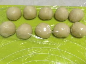 将水油皮材料均分成10等份，并将每一份揉均匀，盖保鲜膜松弛10几分钟