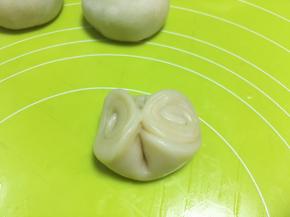 取一份松弛好的牛舌卷，从中间压一下，之后压扁