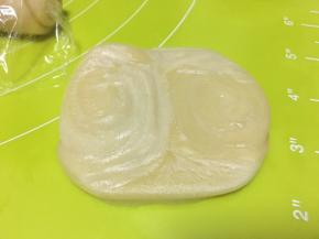 用擀面杖擀成圆片