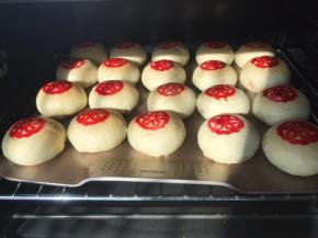 入烤箱烤30分钟，表面微微上色即可