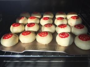 入烤箱烤30分钟，表面微微上色即可