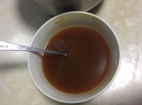 麦芽糖加温水搅拌均匀，至麦芽糖融化