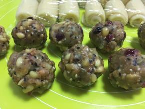 冰箱取出冷藏的伍仁馅，均分成10等份，每一份大约35克左右