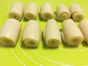 从一头卷起来，卷成牛舌卷，盖保鲜膜松弛15分钟