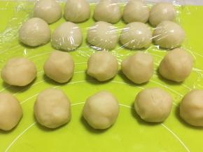 将油酥皮材料也均分成10等份