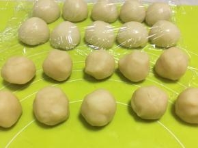 将油酥皮材料也均分成10等份