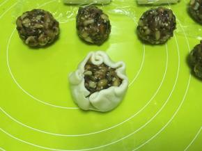 包裹上伍仁馅，收好收口，收口朝下，整理成圆形