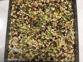 先准备伍仁材料，核桃，南瓜子仁，花生入烤箱180度烤8分钟左右，之后去皮切碎