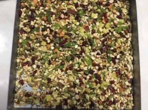 先准备伍仁材料，核桃，南瓜子仁，花生入烤箱180度烤8分钟左右，之后去皮切碎