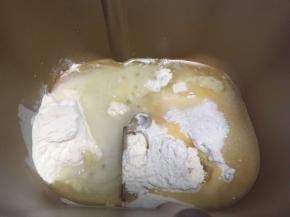 面包桶内加入水油皮全部材料，启动揉面程序，揉成面团