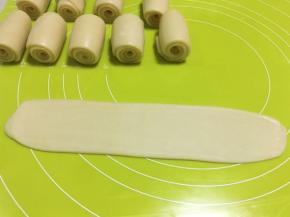 取第一个松弛好的牛舌卷，再次擀长，这次的长度要比之前的长一点