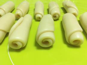 之后从一头卷起来，卷成牛舌卷状，继续盖保鲜膜松弛15分钟