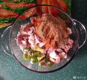 加入葱姜、奥尔良和孜然烤肉料
