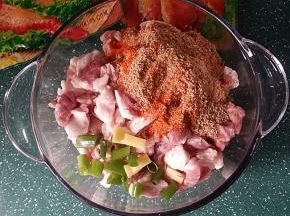 加入葱姜、奥尔良和孜然烤肉料