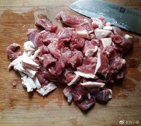 羊肉洗净沥干、切小厚片