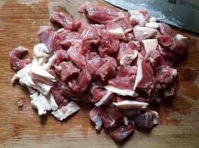 羊肉洗净沥干、切小厚片