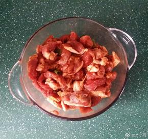 反复搓抓均匀后盖膜腌制4小时以上，时间长点更入味，如果着急吃腌半小时也行