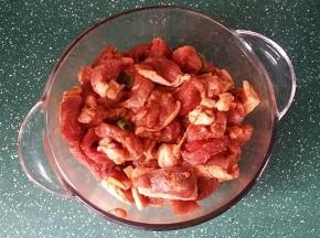 反复搓抓均匀后盖膜腌制4小时以上，时间长点更入味，如果着急吃腌半小时也行