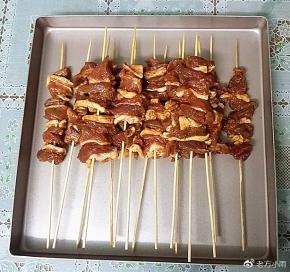 用事先备好竹签、将腌好的羊肉肥瘦相间一一串起来