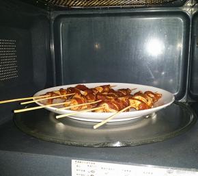 取几串放至大餐盘中送入微波炉