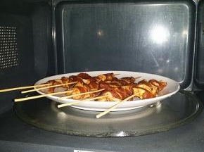 取几串放至大餐盘中送入微波炉