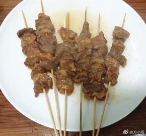 倒掉烘烤出来的汁水，再刷层腌料汁翻面