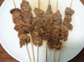 倒掉烘烤出来的汁水，再刷层腌料汁翻面