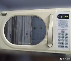 然后继续高火2分钟、取出刷汁翻面、再高火2分钟取出，合计6分钟取出