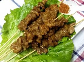 最后根据自家口味：再撒些孜然粉和辣椒面，也可来点白芝麻更香，咬一口：羊肉软嫩、鲜美多汁，真的好好吃，完全不输街边小摊哟~~~