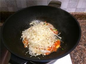 放入金针菇翻炒2分钟。