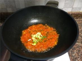 放入生姜、大蒜和葱头翻炒10秒。