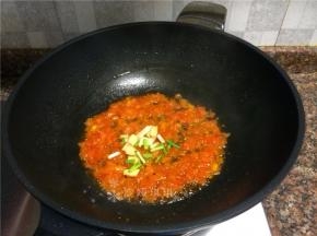 放入生姜、大蒜和葱头翻炒10秒。