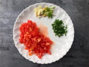 将番茄去皮切碎，大蒜生姜切片，小葱切段。