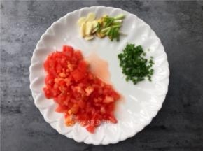 将番茄去皮切碎，大蒜生姜切片，小葱切段。