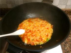 放入适量盐翻炒均匀即可出锅。