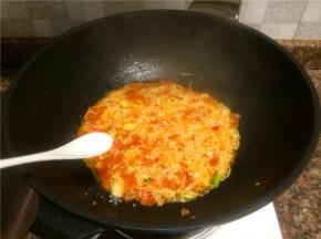 放入适量盐翻炒均匀即可出锅。