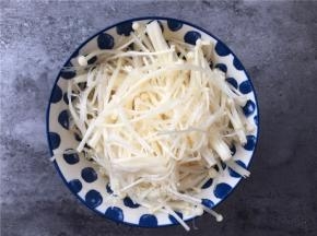 金针菇拆分洗净后用手挤干水分。