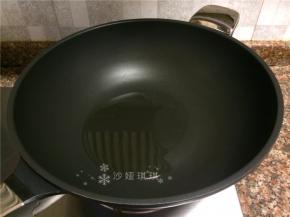 热锅倒油烧至八成热。