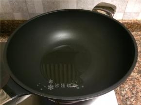 热锅倒油烧至八成热。