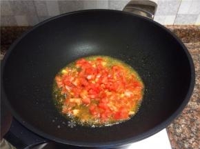 放入番茄翻炒2分钟，直至番茄变得软糯成汁。