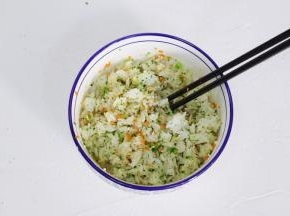 用筷子把所有调料拌入味，这时可以尝下味道咸淡。